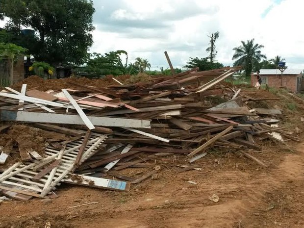 Casas em área de preservação são demolidas e donos protestam, em RO (Foto: Eliete Marques/G1)