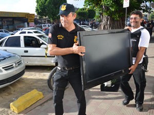 Televisão de tela plana foi apreendida em casa de suspeito e comandar tráfico de drogas em João Pessoa (Foto: Walter Paparazzo/G1) Televisão de tela plana foi apreendida em casa de suspeito e comandar tráfico de drogas em João Pessoa (Foto: Walter Paparazzo/G1)