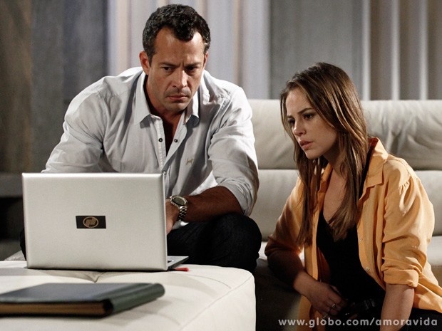 Estarrecido, o casal assiste ao vídeo de Mariah (Foto: Inácio Moraes / TV Globo)