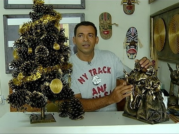 Artesão Guilherme Santos afirma que aumenta em 30% o número de encomendas para o Natal (Foto: Reprodução/TV Anhanguera)