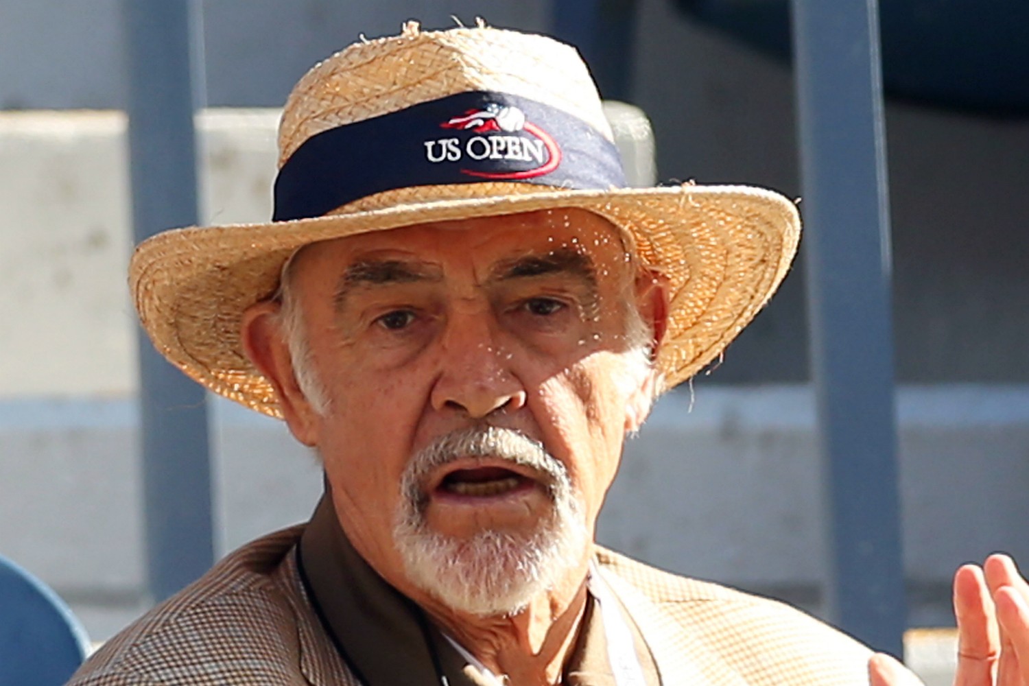 O ator Sean Connery é acusado pelos vizinhos do prédio de ser barulhento, fumar demais (todo tipo de coisa) e de causar uma infestação de ratos no lugar. Ninguém merece. (Foto: Getty Images)