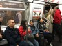 Lourdes Maria anda de metrô em Nova York com look bem básico