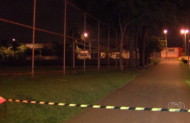 Garoto de 16 anos é morto a tiros no Setor Vila Redenção, em Goiânia (Foto: Reprodução/ TV Anhanguera) Garoto de 16 anos é morto a tiros no Setor Vila Redenção, em Goiânia (Foto: Reprodução/ TV Anhanguera)