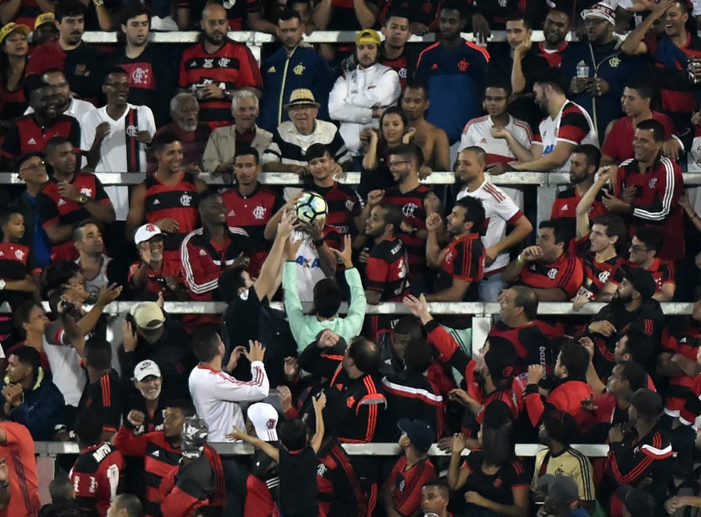 Torcida do Flamengo na estreia da Ilha do Urubu contra a Ponte Preta (Foto: André Durão)