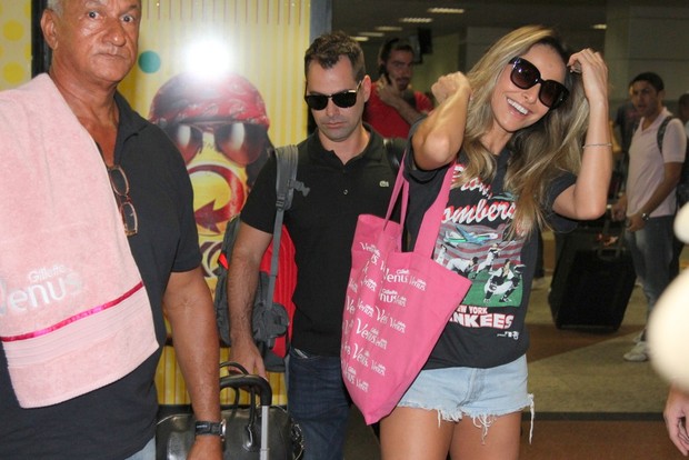 Sabrina Sato no aeroporto de Salvador (Foto: Francisco Cepeda e Leo Franco / AgNews)