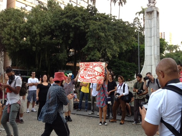 Manifestantes gritam palavras de ordem no Largo do Machado (Foto: Alba Valéria Mendonça/G1)