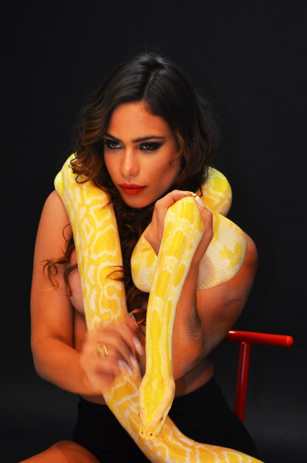 Patrícia Jordane posa com cobra (Foto: Tadeu Goulart / Divulgação)
