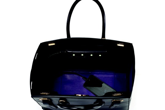 A Ralph Lauren criou um modelo de sua famosa bolsa, Ricky Bag, com entrada USB que carrega celular (Foto: Divulgação)