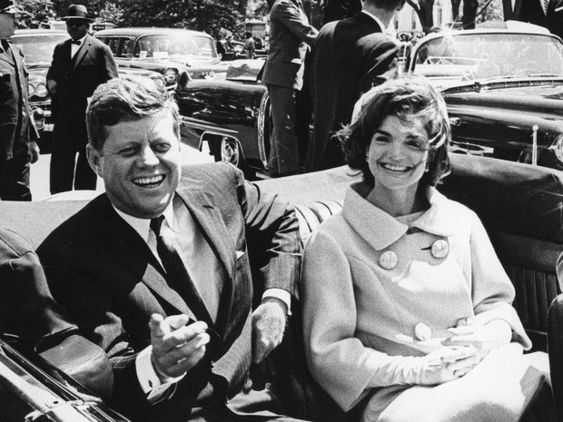 John F. Kennedy e a primeira-dama Jackie Kennedy são fotografados em um carro durante a cerimônia de chegada de Habib Bourguiba, o presidente da Tunísia, em Washington, em 3 de maio de 1961. (Foto: Abbie Rowe/The White House/John F. Kennedy Presidential/Reuters)
