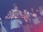 Anitta curte show em boate carioca com amigos e usa saia curtinha