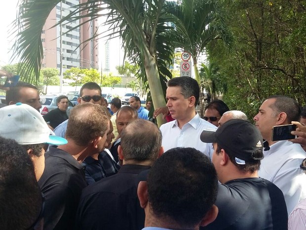Taxistas organizam carreta rumo a prefeitura contra o Uber no Recife (Foto: Pedro Lins/TV Globo) Taxistas organizam carreta rumo a prefeitura contra o Uber no Recife (Foto: Pedro Lins/TV Globo)