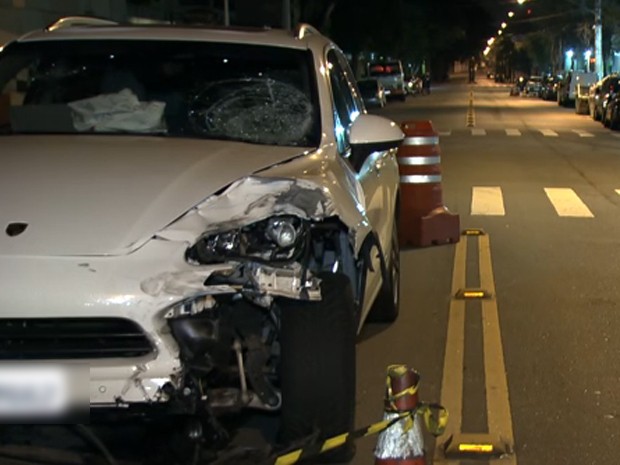 Motorista de Porsche bate em cinco veículos e atropela motociclista em SP (Foto: Reprodução Rede Globo)
