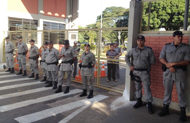 Policiais cercam o prédio do Detran, em Goiânia, Goiás (Foto: Silvio Túlio/G1)