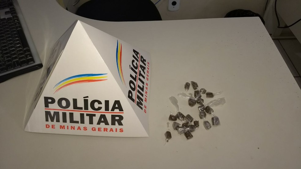 Maconha foi apreendida e encaminhada à delegacia (Foto: Polícia Militar)