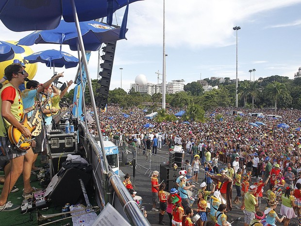 Sargento Pimenta toca para uma multidão de fãs dos Beatles e do carnaval  (Foto: Wagner Meier/G1)