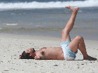 Thiago Lacerda se exercita na praia e tira fotos com fãs