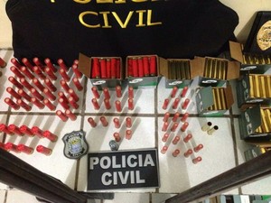 Foram encontradas munições para sete tipos de armas (Foto: Polícia Civil/Divulgação)