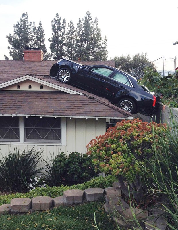 Motorista perdeu o controle de seu Cadillac e foi parar no telhado de uma casa (Foto: Glendale Police Department/AP)