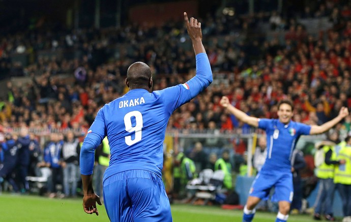 okaka comemora gol da Itália contra Albânia  (Foto: Agência AP )