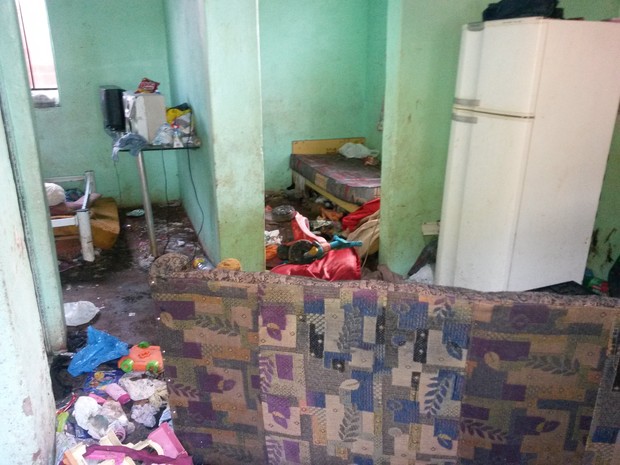 Crianças estavam sozinhas, em uma casa cheia de lixos espalhados pelo chão (Foto: Honorio Silva/RPC TV)