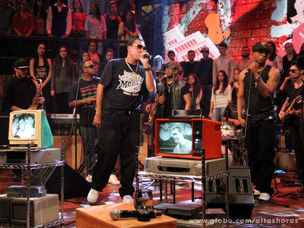 Rapper fala sobre o massacre do Carandiru (Foto: TV Globo/Altas Horas)