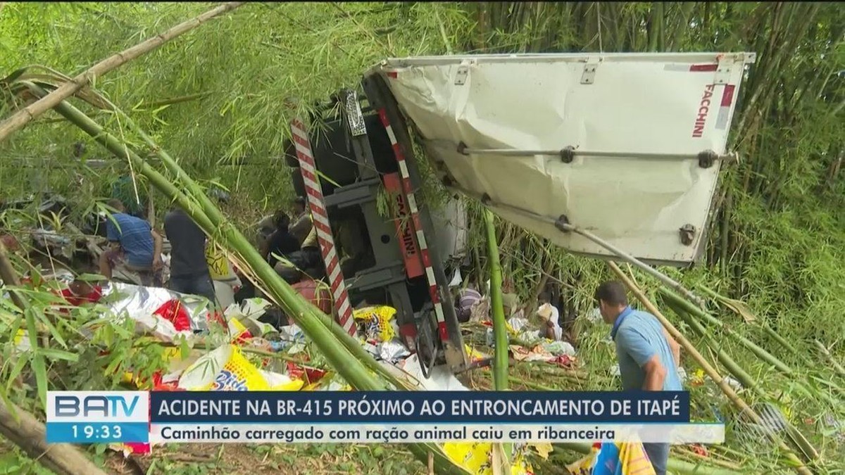 Motorista De Caminh O Fica Ferido Ap S Ve Culo Cair De Ribanceira No