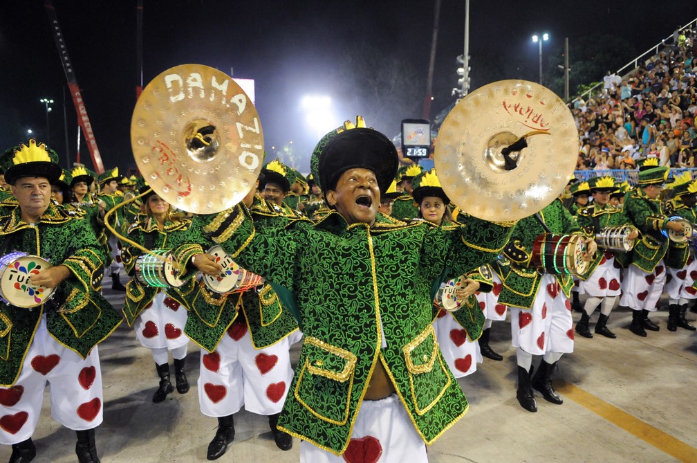 Membro da bateria da Paraíso do Tuiuti (Foto: Alexandre Durão/G1)