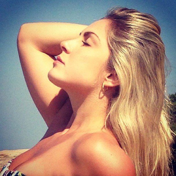 Renatinha posta foto em praia (Foto: Instagram / Reprodução)