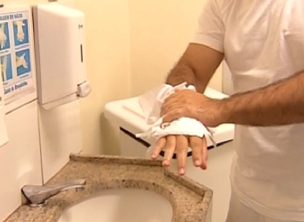 Lavar as mãos com calma é procedimento mais seguro para evitar doenças (Foto: Reprodução / TV Tem)