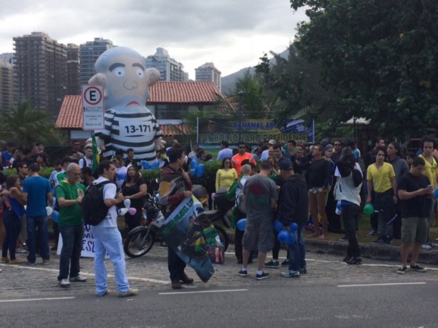 Grupo faz ato em frente à casa de Jair Bolsonaro na Zona Oeste do Rio (Foto: Alba Valéria Mendonça/G1)