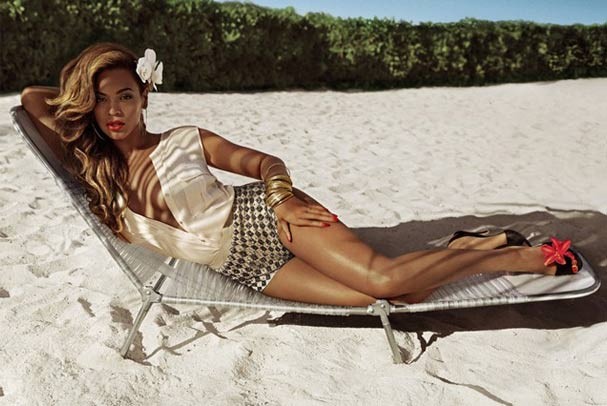 Beyoncé diva na praia posando para a H&M (Foto: Divulgação)