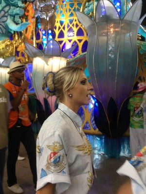 Bandeirinha Fernanda Colombo no carnaval (Foto: Carol Fontes)