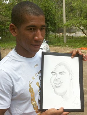 Ernane Santos, desenhista entregou presente a atletasdo Fla (Foto: Vicente Seda / Globoesporte.com)