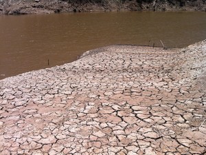 Já é possível ver o fundo da barragem do rio Viamão (Foto: Ana Carolina Ferreira/Inter TV)