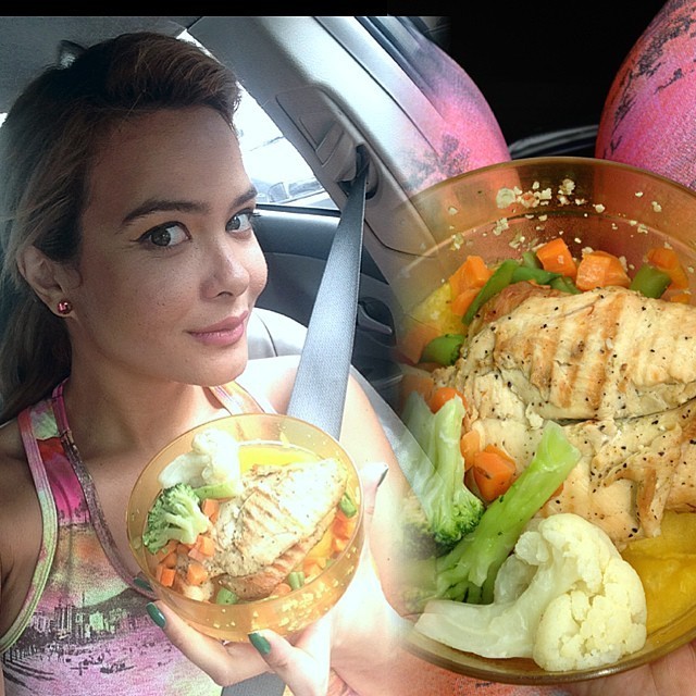 Geisy e a marmita, que foi comida no carro (Foto: Reprodução/Instagram)