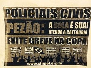 Cartaz foi fixado na parede da 17ª DP  (Foto: Káthia Mello/G1)