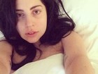 Lady Gaga faz selfie de cara lavada ainda na cama