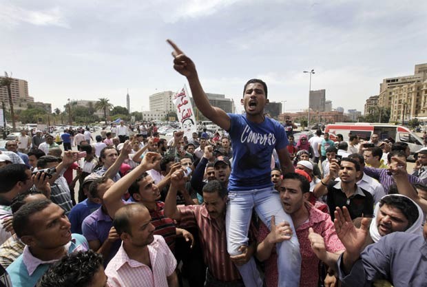 Manifestantes protestam nesta terça-feira (29) na Praça Tahrir, no centro do Cairo, contra o resultado do primeiro turno das eleições presidenciais egípcias (Foto: AP)