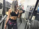 Carol Narizinho posta foto na academia e mostra barriga sarada