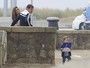 Iker Casillas e Sara Carbonero passeiam com o filho pelo Porto
