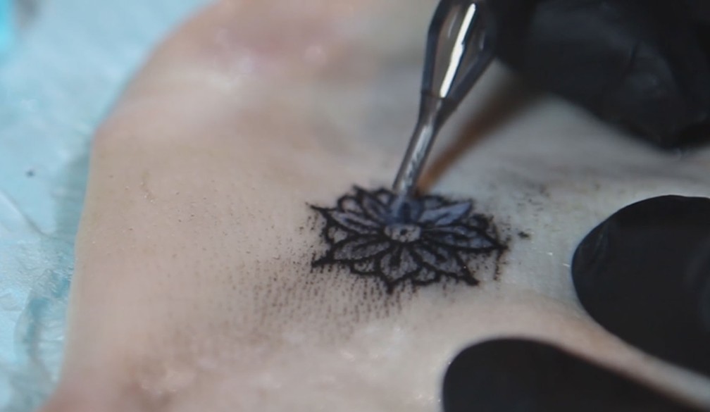 Até o momento, tatuagem biossenssorial só foi testada em pele de porco, que é similar à pele humana (Foto: MIT Media Lab/Divulgação)