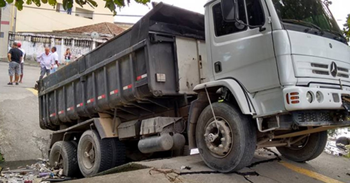 G1 Caminhão quebra ponte e cai em canal em São Vicente litoral de SP