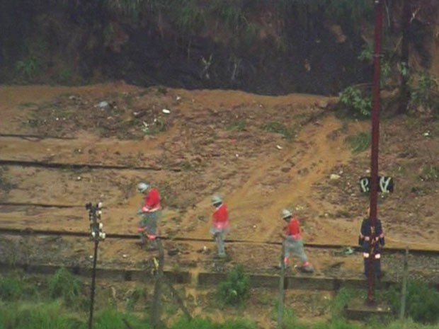 Circulação de trens é interrompida por causa de lama em trilhos da CPTM (Foto: Reprodução TV Globo)