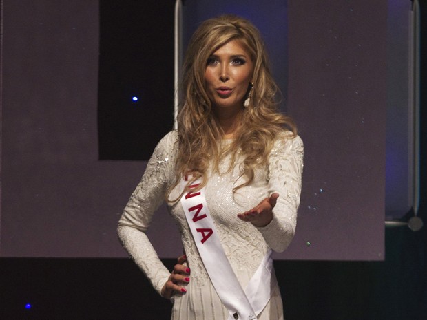 A transexual Jenna Talackova joga um beijo ao ser eliminada do Miss Universo Canadá, em Toronto, na noite deste sábado (19) (Foto: Reuters)