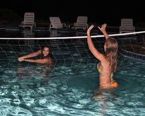 Que Calor Em Coruripe Bailarinas Se Refrescam Na Piscina Do Hotel A Noite Danca Da Galera Programas