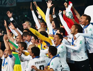 Corinthians recebe a taça do título Mundial (Foto: Getty Images)