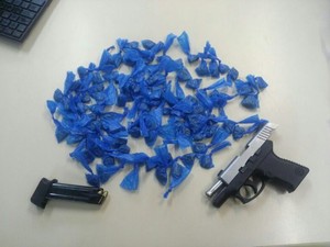 Armas e drogas apreendidas em Macaé (Foto: PM/Divulgação)