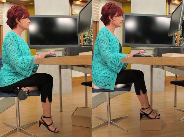 Para usar o computador, as pernas devem estar apoiadas e os braços dobrados em 90 graus. Para corrigir a postura acima, foi usada uma almofada e um apoio no pé (Foto: Mariana Palma/G1)