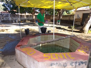 Funcionário controla a quantidade de água distribuída (Foto: Diêgo Macêdo)