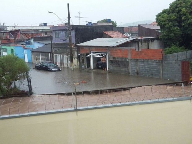Avenida Júlio Simões, no distrito de Brás Cubas, em Mogi, ficou alagada com a chuva desta segunda-feira (Foto: Wagner Batista Santos/VC no G1)